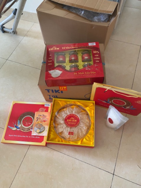 Mua 1 hộp tặng thêm 1 block nước yến sào. Giá cả phù hợp. Thiết kế rất đẹp và sang. Đóng gói cẩn thận. Giao hàng nhanh, sáng mua là trưa giao rồi.