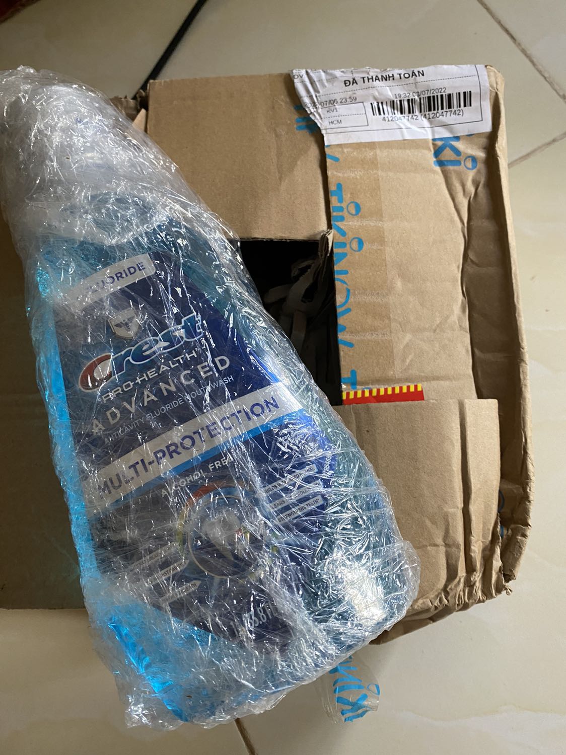 Dạo này vận chuyển sao mà tới nơi hộp móp hết :)) nhưng shop đóng gói kĩ nên k ảnh hưởng gì. Crest này nghe mn khen nhiều nên mua thử, k có bị cay quá như lister-ine đâu nhe, chai to, hy vọng có tdung tốt như lời đồn :D