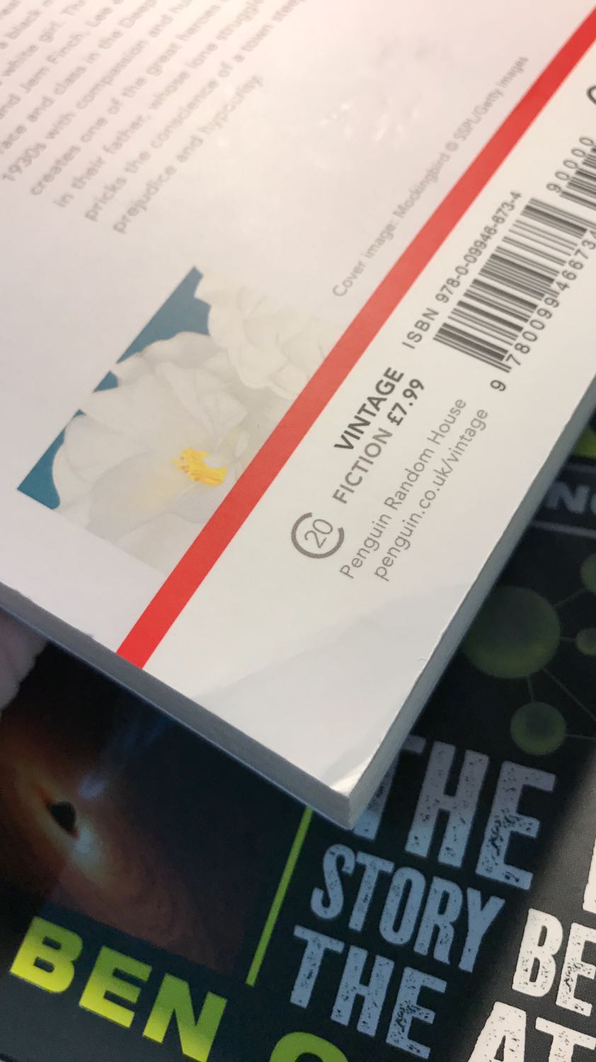 Sách được bọc cẩn thận, mép bìa hơi gãy và mặt sau có vài vết hằn nhưng không đáng kể, nhìn tưởng nặng nhưng rất nhẹ. Giấy chống mỏi mắt, mùi siêu thơm. Gáy sách chắc chắn.