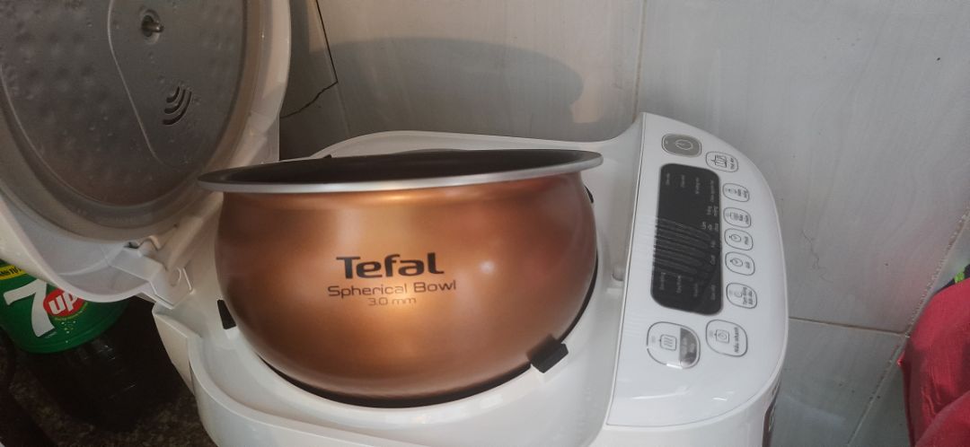 Nồi lớn đủ cho gia đình 4-5 người  ăn. Tuy nhiên nấu lâu và hơi ồn do quạt giải nhiệt chạy. chỉ có mâm từ đáy nồi chứ không có vòng từ ở trên như hình quảng cáo. chất liệu bình thường không có gì đặt biệt.