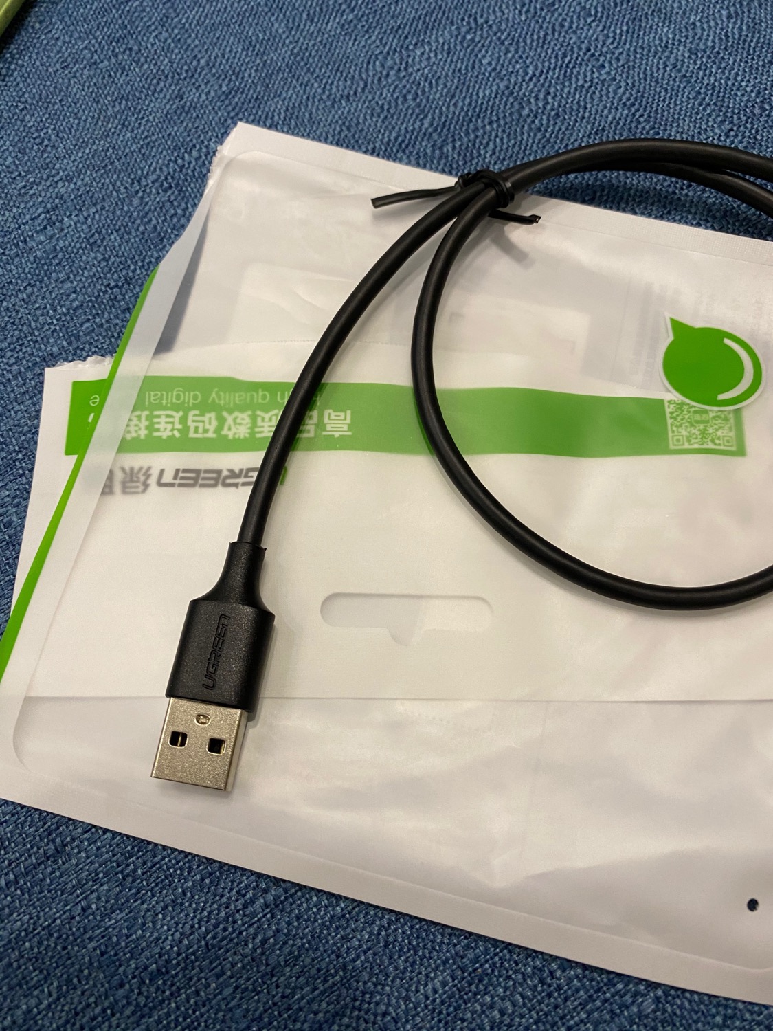 Hình giới thiệu sản phẩm trên tiki thì có đầu cáp mạ vàng, nhưng thực tế thì không.
Chưa kể giao hàng rất lâu nữa. Tận 8h tối mới nhận được cáp khi mà mình đã bỏ thêm tiền để ship nhanh.