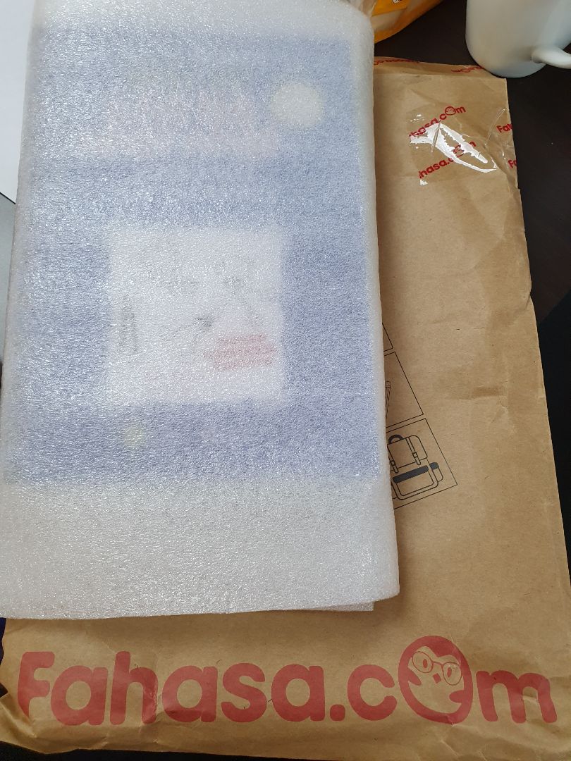 sách giấy mỏng lắm, chữ với hình in hiện luôn sang trang sau nên nhìn hơi khó chịu.
fahasa có bọc xốp và túi giấy