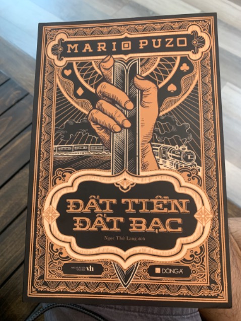 Sách rất đẹp, bìa sách thật sự ấn tượng. Quyển này cùng dịch giả với Bố Già. Bản thân dịch giả có đủ văn ngôn để tạo ra một nét văn phong rất “Bố Già” đó là văn phong tình cảm, chân thật, câu từ êm xuôi rất dễ lọt vào lòng người đọc. Cứ đọc và sẽ thích.