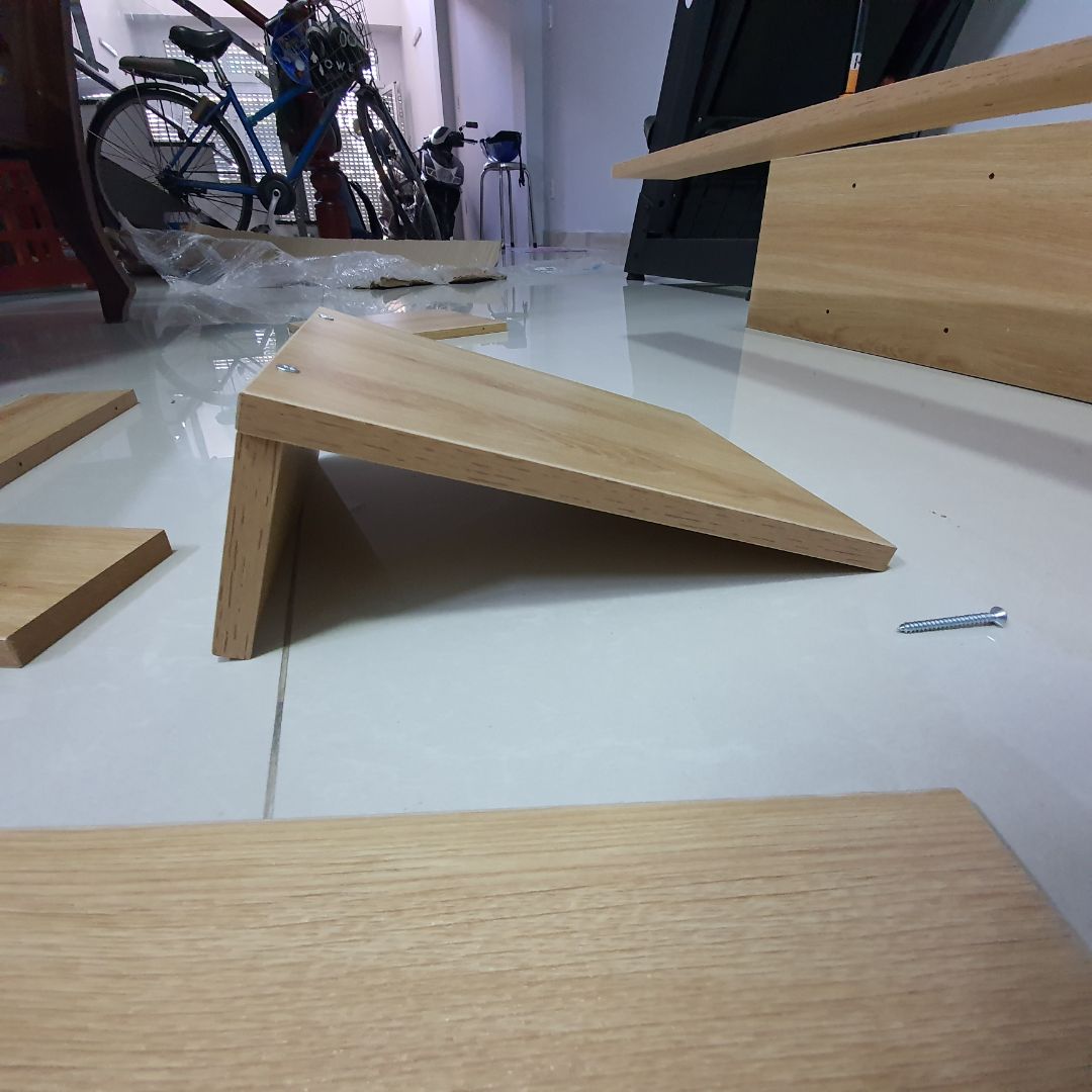 trừ tờ hướng dẫn phi logic ra thì mọi thứ đều tốt. gỗ đẹp, không bụi, không dơ. 
-nên dùng mắt bắt vít để làm nhanh hơn
-nên sắp ra toàn bộ các mảnh trên mặt đất và hình dung các lỗ sẽ sắp theo hướng nào trước khi bắt đầu
-nên bắt miếng chặn nhỏ vô miếng đáy ca s tầng trc r hãy bắt đáy vào xương sống (hình số 3)
Chúc mn DIY vui vẻ. ^^
