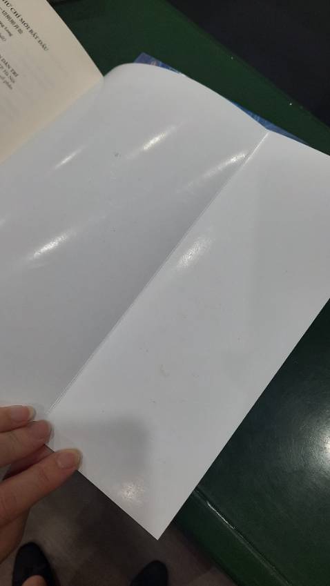 Lần đầu tiên mình phải để lại 1 đánh giá tiêu cực vì thất vọng khi nhận hàng. Mình có thể bỏ qua nhưng ai gặp vấn đề cũng bỏ qua thì người sau lại tiếp tục nhận sản phẩm tệ. Sách bẩn từ ngoài vào trong, bẩn và xước bìa. Bẩn cả ở gáy sách, có đoạn đầu sách còn bị tróc 1 chút. Máy mình chụp không rõ được chứ ở ngoài nó lem nhem bẩn và xước. Mua giao siêu tốc vì muốn đọc sớm, đổi hàng do hàng bị lỗi thì các thủ tục phải mất vài ngày nên thôi mình không đổi nữa. Nhận cuốn sách mà tâm trạng tệ thật sự.