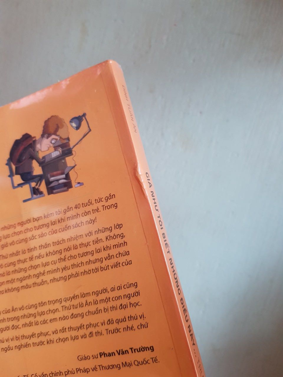 THẤT VỌNG TRÀN TRỀ VỀ TIKI

📅 Sau hơn 2 tháng 10 ngày, với hơn 3 thư complaint thấm đẫm sự phẫn nộ, thay vì nhận được những cuốn sách hoàn chỉnh thì mình nhận được cuộc gọi “Hoàn tiền cho quý khách”.

Đặt hàng từ ngày 8/8, sau 14n ngày chờ đợi (n là số lần TIKI xin quý khách đợi thêm) thì ngày 04/10 mình nhận được thùng hàng như bị PET gặm với 3 cuốn sách không muốn nhìn lần nữa. "OK, I'm feeling just fine, fine, fine...". Tiếp tục hành trình viết *** complain thì mình nhận được phản hồi đổi hàng, nhưng đời không như là mơ, sau tất cả 19/10 TIKI lại tạt 1 gáo nước lạnh vào mặt KH khi liên hệ báo sách hết hàng và hoàn tiền. Cạn lời! Tốc độ xử lý đơn hàng của TIKI quá đỉnh…

70 ngày – gấp 1.5 thời gian gửi hàng sea đi Mũy. Mình đã quá phí phạm thời gian cho TIKI!

“NẾU KHÔNG GIAO ĐƯỢC HÀNG XIN ĐỪNG NHẬN ĐƠN. NẾU KHÔNG GIAO ĐƯỢC HÀNG ĐÚNG HẠN XIN ĐỪNG QUẢNG CÁO GIAO HÀNG SIÊU NHANH.

#SayGB