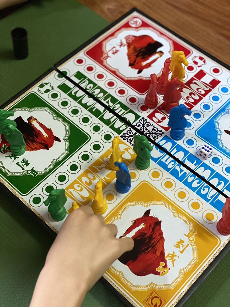 ưng quá, bộ nam châm hút ko bị đổ quân cờ, bàn bờ to, chắc chắn, ngày xưa dùng bàn là tờ giấy, giờ làm đẹp và tiện quá
mua mấy món đồ của shop rồi, món nào cũng ưng, chu đáo như vậy thì mới bán tốt, nên duy trì nha
thẻ bảo hành đầy đủ và giao hàng khá nhanh
nên gọi cho khách trước khi giao hàng để khách chủ động nhé shop