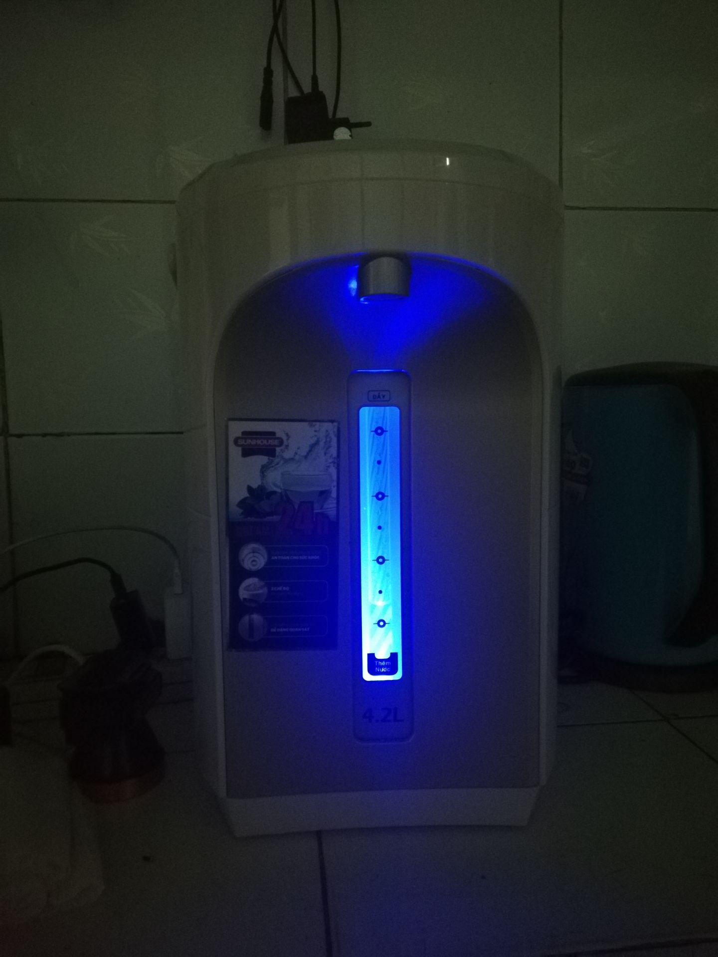 Sản phẩm đẹp, giao hàng nhanh, tiện dụng là có đèn led ở cột báo mực nước dễ quan sát, có bơm lấy nước bằng điện và ấn tay, độ bền thì chưa *** được vì mới dùng. Tuy nhiên phần thông tin bảo hành Tiki ko ghi gì cả, ko biết khi có trục trặc thì bảo hành thế nào