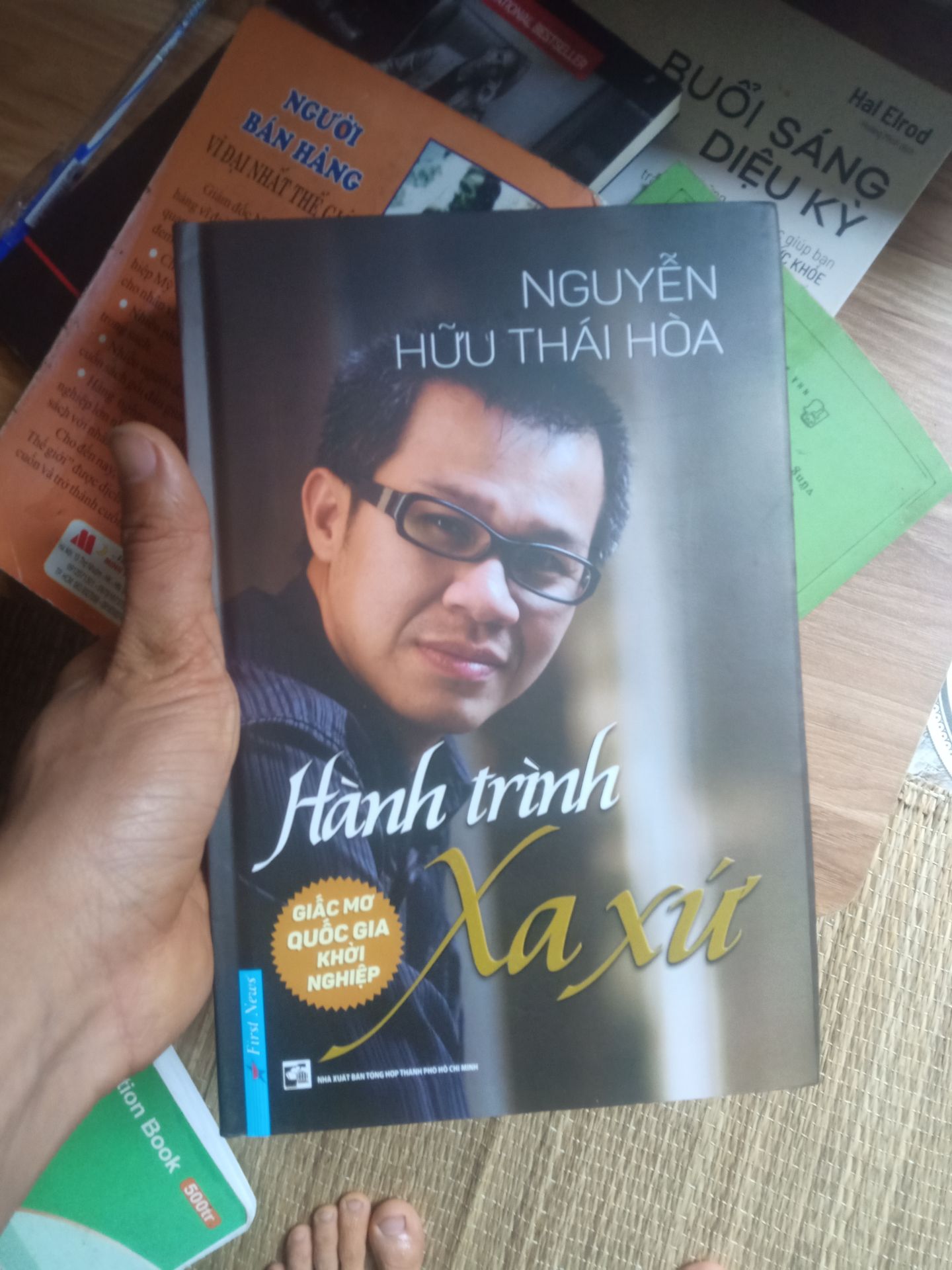 Anh Thái Hoà là người có tấm huyết với thế hệ trẻ, với dân tộc và đất nước. cuốn sách chứa đựng những kinh nghiệm của anh từ lúc xa xứ đến khi về nước.