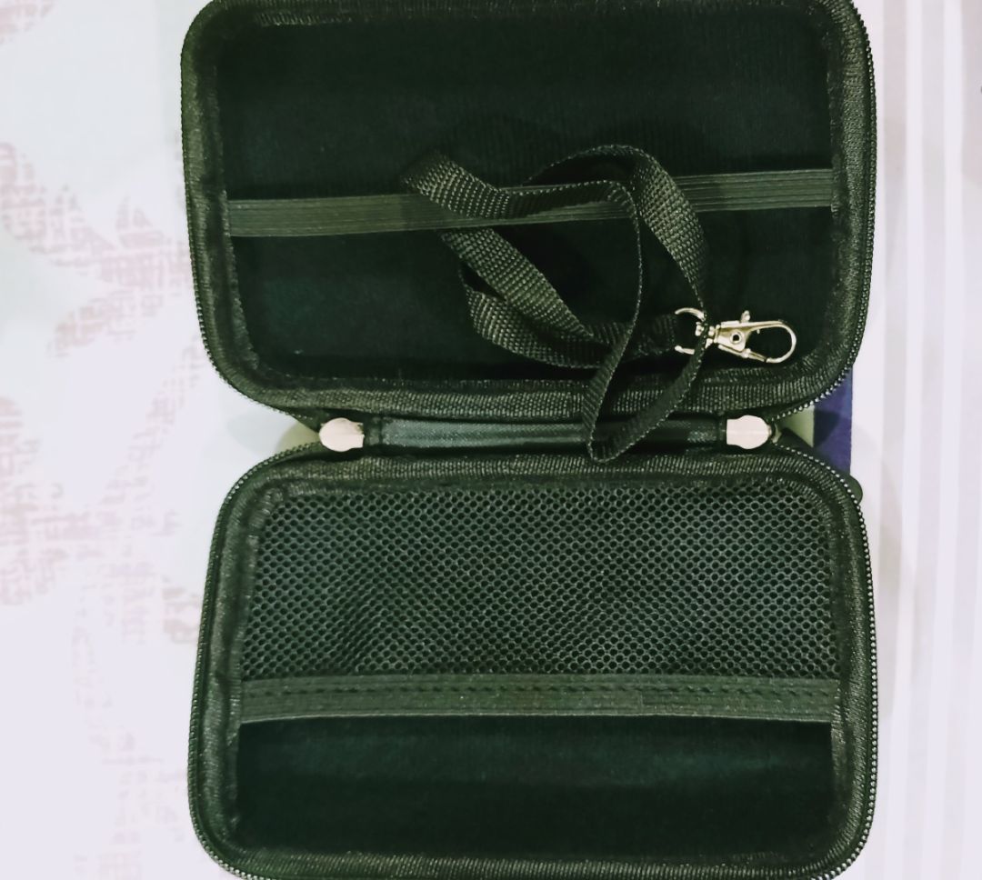 Hàng giao đúng mô tả, mới nguyên, nhìn chắc chắn, cứng cáp, lớp đệm ổn, dây kéo mượt, mình mua về để cất sạc dự phòng, tai nghe, usb, cáp sạc, đủ nhu cầu sử dụng. Hàng giao đúng mô tả, mới nguyên, nhìn chắc chắn, cứng cáp, lớp đệm ổn, dây kéo mượt, mình mua về để cất sạc dự phòng, tai nghe, usb, cáp sạc, đủ nhu cầu sử dụng.