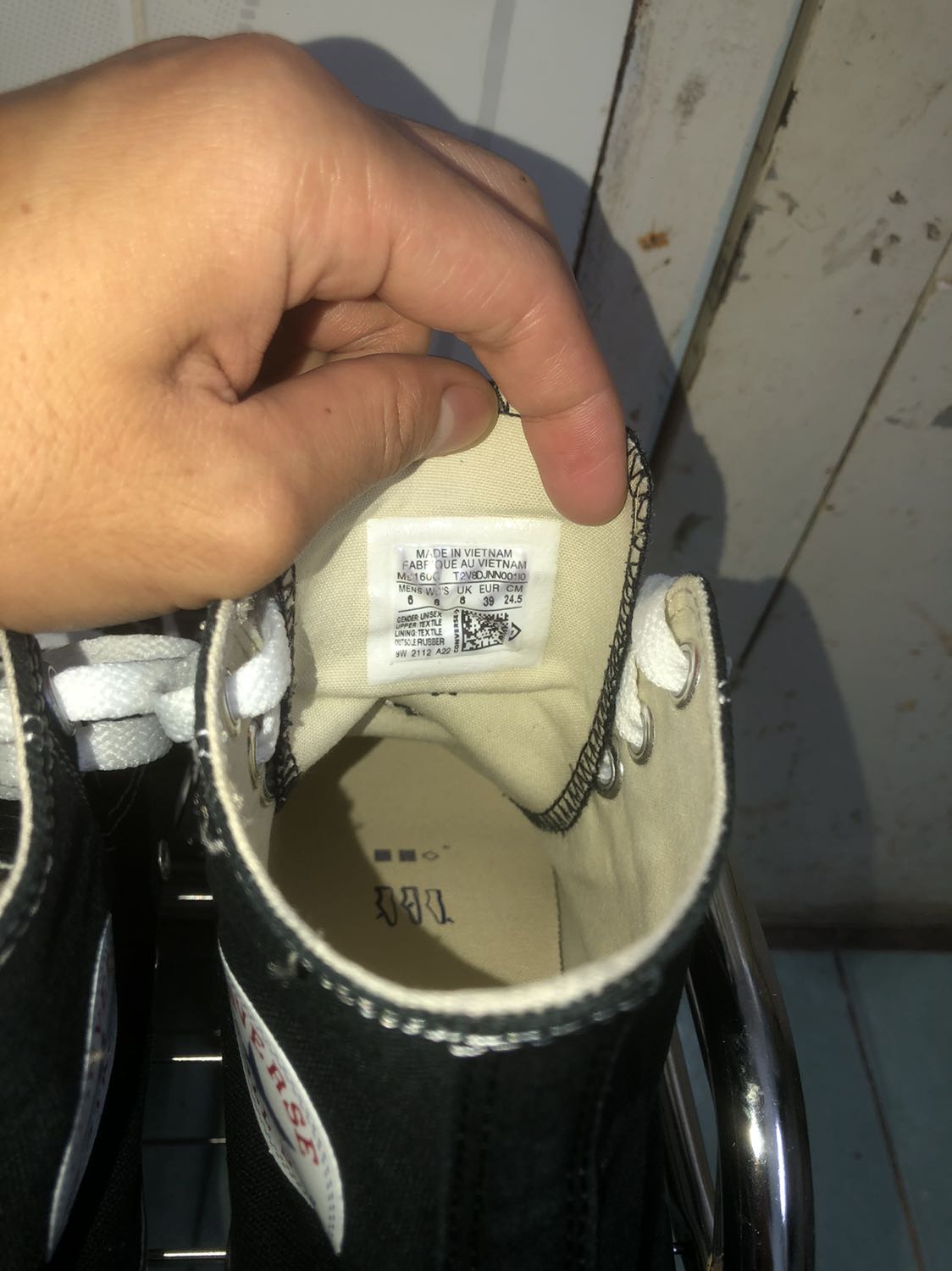 Tôi đi làm, chỗ làm bắt buộc giày Converse. Tôi mua đôi này đi cũng gần 1 tháng rồi mới trở lại đánh giá để có những cảm nhận trực quan nhất. Những ưu điểm hay nhược điểm thì đã được nói rất nhiều trên Youtube rồi nên tôi không bàn lại. Đầu tiên tôi đánh giá shop giao nhanh (sớm hơn dự kiến 1 ngày), hàng chính hãng. 
Đồng nghiệp hỏi tôi chỉ là giày đi làm thôi mà, sao k mua rep mà mua real tốn tiền? Câu hỏi rất đáng suy nghĩ đúng không ạ! Sau gần 1 tháng đi giày real này thì cái sự tự tin mà nó mang lại cho tôi thì chắc chắn không có đôi giày rep nào có thể thay thế được. Nó đắt cũng có cái giá của nó, như một youtuber từng nói “Họ bán giày là bán cả công nghệ họ nghiên cứu nữa” nên nếu giày rep mà có được những công nghệ đó thì sao họ không lập hẳn một thương hiệu mới luôn đúng không ạ!? 
Sau khi mua đôi giày này thì đến nay tôi không có bất kỳ hối tiếc nào. Thanks for everything!