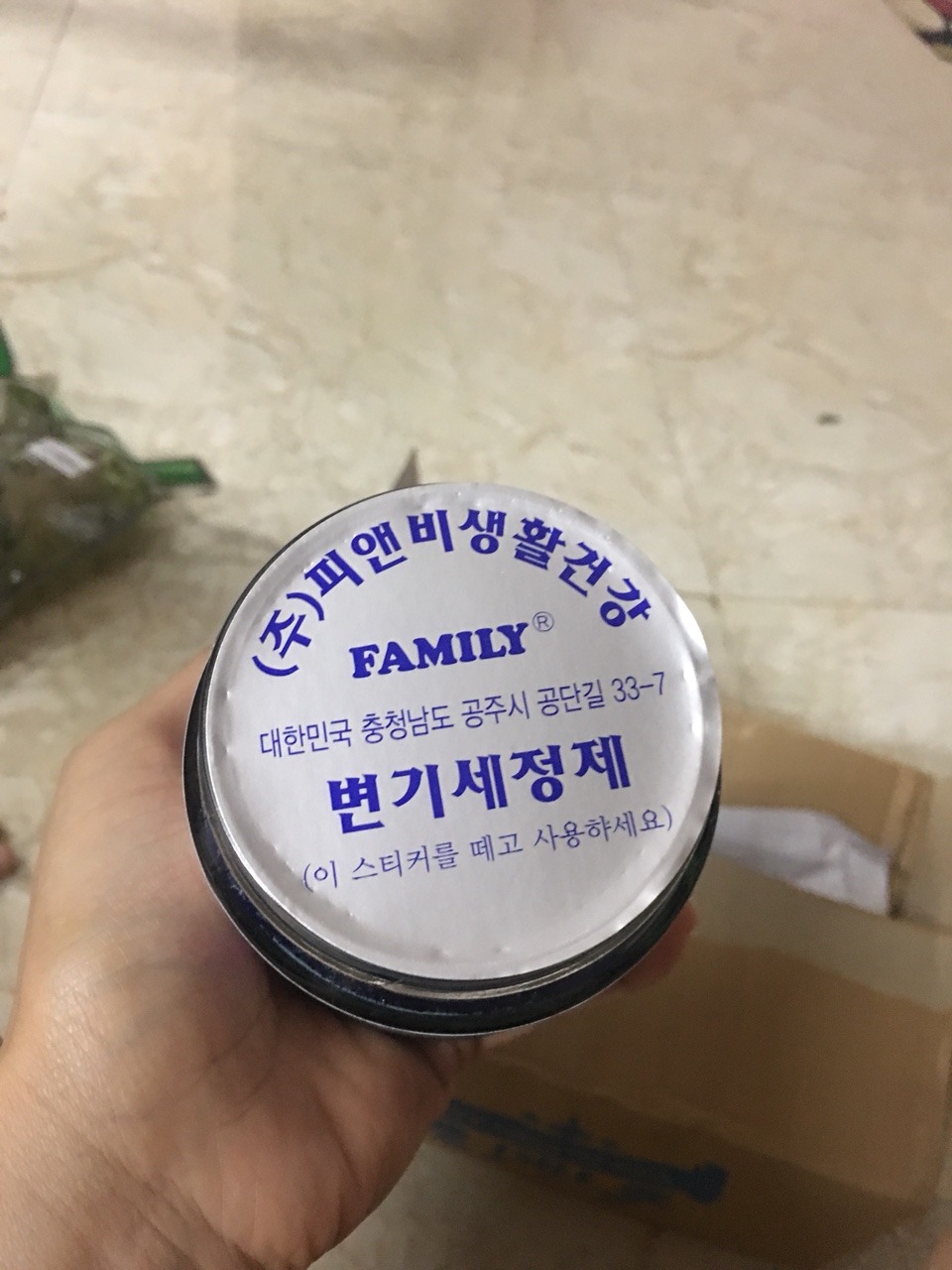 Hàng chuẩn chính hãng, mùi rất thơm mát, hơn hẳn mấy chai thả bồn cầu mình đã mua. TIki gói hàng cẩn thận, giao hàng nhanh. Giá hợp lý