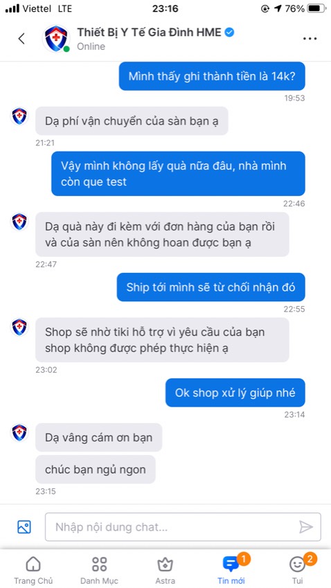 Máy thì ổn, mặt nạ của người lớn khá to so với ông cụ nhà tôi, đeo lên mặt bị lỏng lẻo. Quà tặng không được ship cùng máy mà ship riêng mấy thêm tiền vận chuyển, vậy là tôi đã phải trả 2 lần phí ship cho 1 món đồ có giá trị sử dụng. Đáng nói là tôi đã nhắn riêng cho shop ngay sau khi đặt hàng là tôi không cần, không muốn nhận quà tặng, shop đã đồng ý thông báo lại với tiki nhưng sau đó không phản hồi gì cả, quà vẫn đến nhà tôi và người nhà tôi đã phải trả phí ship do nhầm lẫn :) nói chung dịch vụ CSKH shop này rất kém.