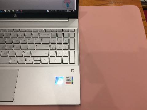 Lót rất đẹp, dày dặn, màu hồng nude siêu nữ tính và sang trọng. Một mặt là giả da, di chuột khá mượt và ko thấm nước; mặt sau là da lộn nên sẽ thấm nước nhưng không lo trơn trượt. Lúc mua sẽ có cả một đai cuốn cùng chất liệu. Cá nhân mình thấy giá rất ổn, không hề nhăn hay dúm, không có gì chê.