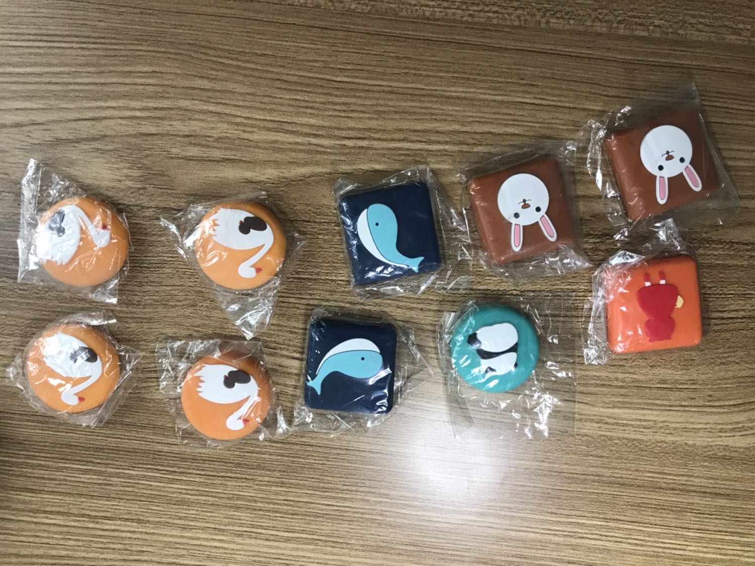 Sản phẩm thì ok, dán tạm thời thấy chắc chắn, mình dán cả trong nhà tắm lẫn ngoài trời và trong phòng, cửa đập vào là ok, còn keo dán thì chắc phải đợi thời gian chứng minh, cho 4 sao vì chủ shop chỉ cho mấy mẫu đẹp ít, còn mẫu con thiên nga hơi xấu thì cho nhiều :)))