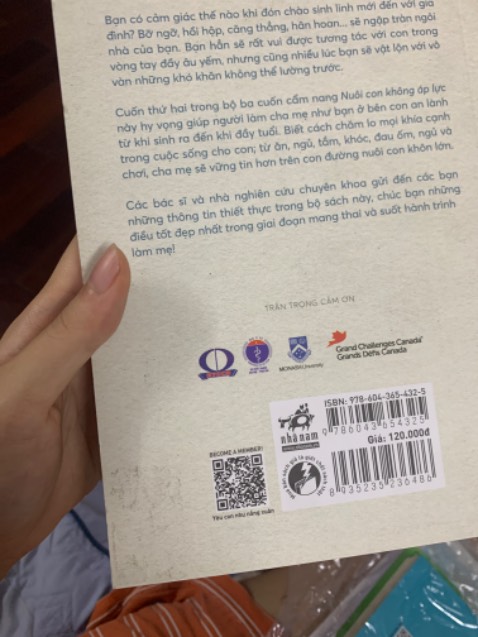 Sách cũ, mở ra còn bụi mà còn bị dơ phía sau nữa. Nội dung sách cơ bản có thể tìm thấy trên mạng, không có gì nổi trội hay kiến thức ngoài lề. Sách có màu, giấy in khá đẹp. Hối hận khi mua cuốn này