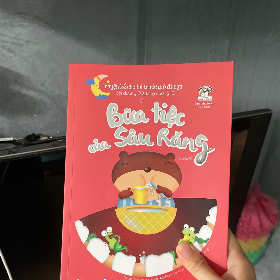 Truyện hay bé rất thích, mổi câu chuyện đều có câu hỏi đơn giản kèm theo giúp bé hiểu khi đọc nên mua nhé mọi người