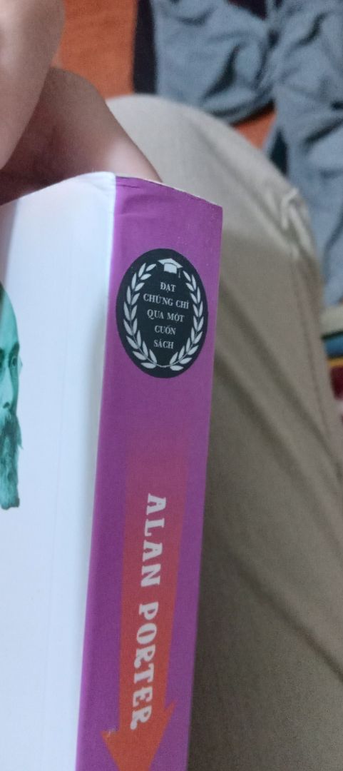 Mình chưa đọc nên chưa biết nội dung có chỗ nào chưa ổn hay không. Nhưng mà cuốn sách mình nhận về trông như sách cũ ấy, đã móp bì thì chớ, gáy sách còn bị xước nữa. Mong ngài Freud và ngài Skinner sẽ đọi trù cho tâm hồn con để những vấn đề nhỏ nhoi trên sẽ không quấy nhiễu con nữa