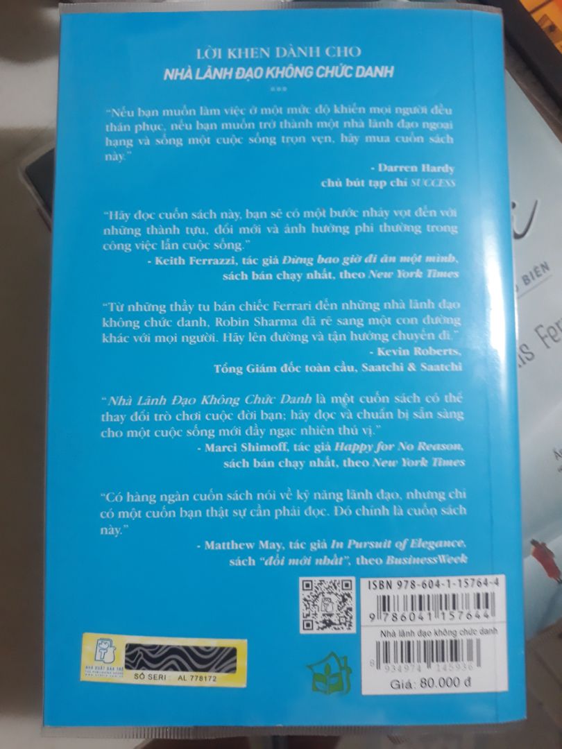 - Mình rất thích tác giả Robin Sharma và những tác phẩm của ông. Tất cả đều được chuẩn bị rất công phu về phần nội dung, chất lượng về mặt dùng từ và cách truyền đạt lại cực kỳ đơn giản và dễ hiểu. Có lẽ thói quen lớn nhất của ông khi viết sách là truyền tải qua những câu chuyện để người nghe ko bị áp lực tâm lý và cảm thấy thoải mái khi phải tiếp thu những nội dung nặng nề và hàn lâm. Nếu thích học các chiến lược cao siêu mà đơn giản thì Robin Sharma là bậc thầy truyền thụ với kiến thức vô cùng uyên thâm.
- Về nội dung sách thì mình khuyên các bạn nên nghe sách nói trước khi mua để cảm nhận giá trị của tác phẩm. Mình đã nghe sách nói ko dưới 5 lần trước khi quyết định mua sách này vì giá trị mà nó mang lại. Câu chuyện về chàng trai Blake sau khi gặp Tommy cùng 4 người thầy truyền dạy về bí quyết để trở thành một nhà lãnh đạo đích thực nhưng ko cần chức danh sẽ khiến bạn một lần phải nhìn lại bản thân nếu muốn sống tốt hơn, làm việc tốt hơn, cống hiến nhiều hơn và có giá trị hơn. Cuộc sống luôn rất công bằng nhưng ko phải theo cách bạn muốn mà là theo nó và các quy luật của nó. Muốn trở nên tốt hơn và giỏi hơn bạn buộc phải học và hiểu rõ luật chơi và phải trở thành người học trò xuất sắc.
- Tiki luôn là một kênh mua sắm tốt đặc biệt là mảng sách với giá tối ưu, book care bọc sách đẹp và giao nhanh. Cảm ơn Tiki rất nhiều về điều này vì đã luôn ủng hộ và góp phần phát triển văn hóa đọc.
- NXB Trẻ là một Nxb tốt đầu tư rất hoàn chỉnh ko chỉ cho quyển sách này mà còn rất nhiều những sản phẩm 'đọc' khác của họ cả về hình thức bìa rất đơn giản nhưng bắt mắt, nội dung sách hay và chọn lọc. Và một điểm cộng lớn nhất của Nxb Trẻ theo mình là đầu tư chất lượng giấy in tốt, gáy đẹp và phần Tem mã để chứng minh sách "gốc" nhưng giá mềm. Cảm ơn Nxb Trẻ cùng đội ngũ tác giả, dịch giả rất nhiều!