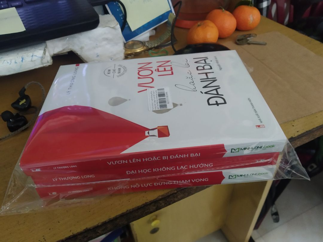 lúc vận chuyển hộp có hơi móp, nhưng sách vẫn nguyên vẹn và rất đẹp nha