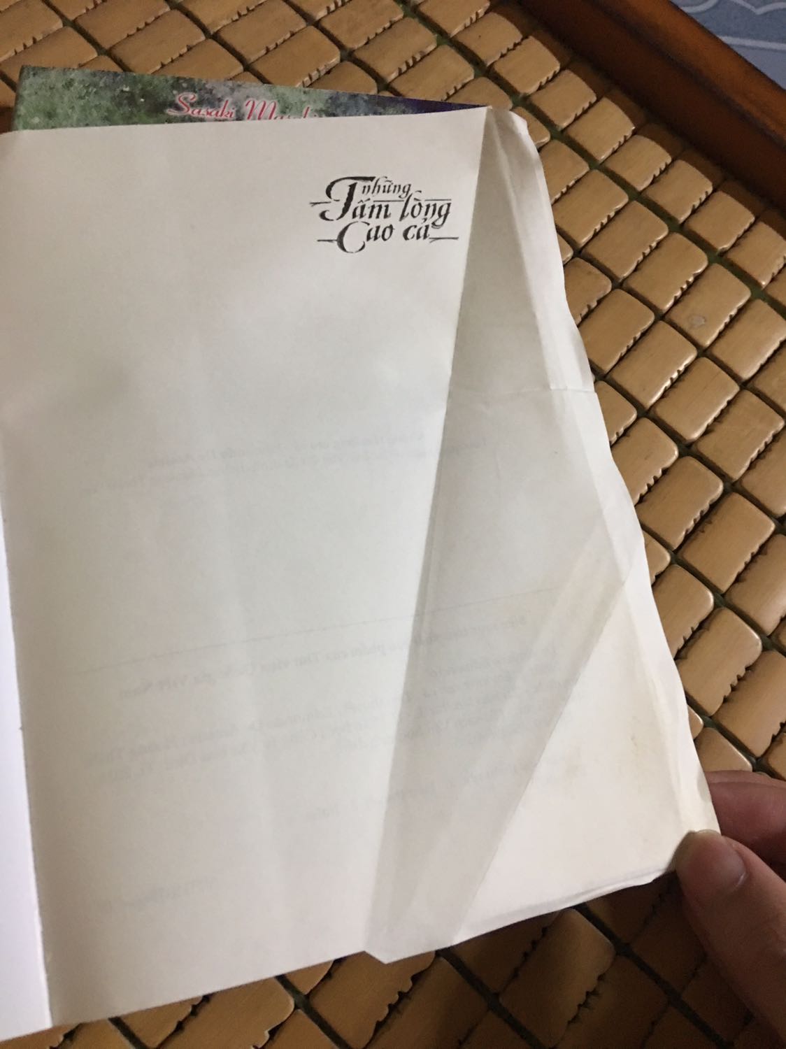 Tiki giao hàng khá nhanh dù lần này mình đặt giao về quê,mất 2 ngày là có hàng rồi. Có điều khi mở ra thì sách có phần giấy thừa ở ngay trang đầu và bị gấp lại để giấu đi khiến mình khá thất vọng
Còn lại về chất lượng giấy thì khá ok,tên nhân vật không bị Việt hoá,nội dung thì quá kinh điển rồi