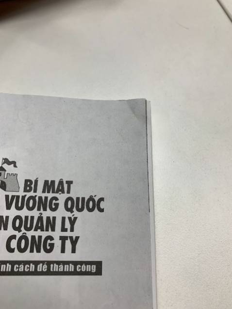 Sách cũ. Bìa cong ố màu. Giấy trong sách có nhiều chỗ dính bẩn, quăn.