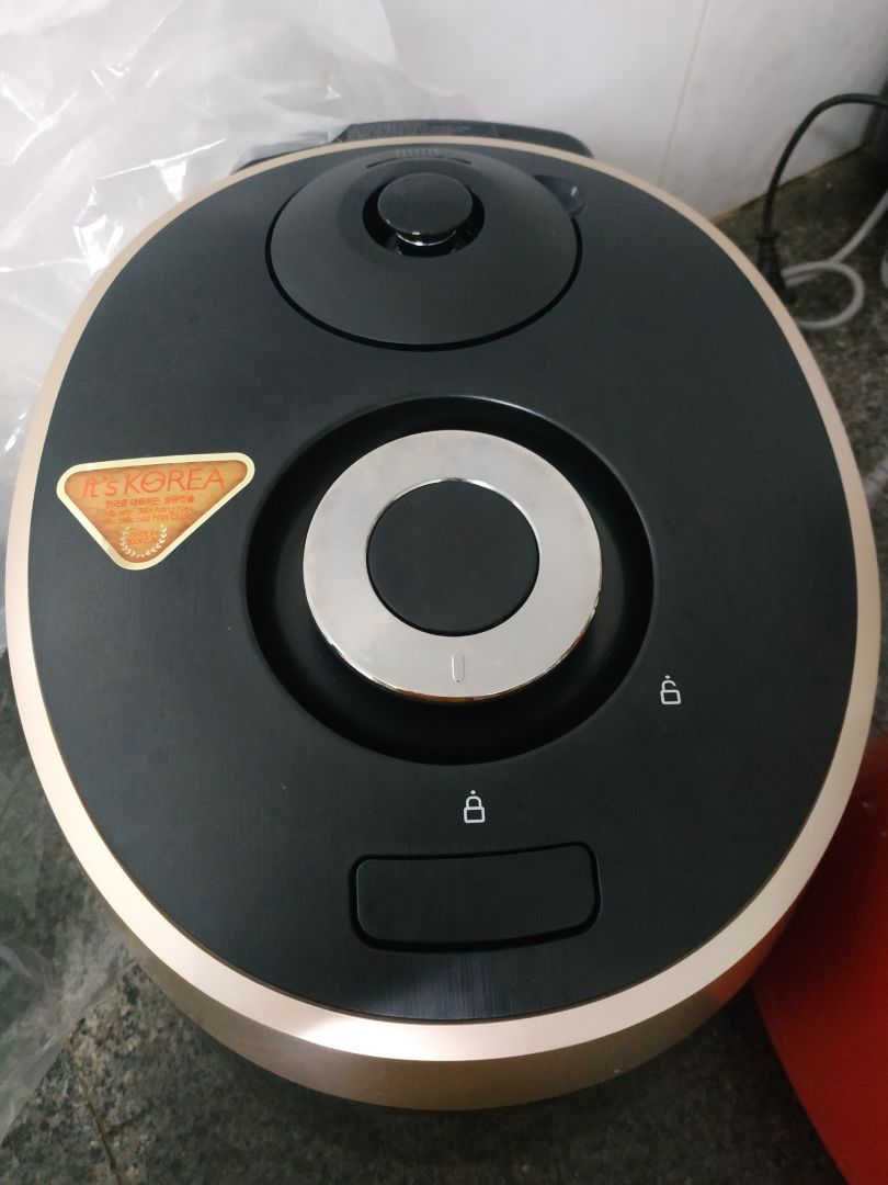 Máy nấu cơm dẻo, thơm, nên đổ ít nước hơn so với nồi nấu truyền thống vì sẽ dễ bị nhão. Nồi bằng gang, cầm đằm tay.

Mình đã thử nấu cả bún bò và cháo gà. Hầm thịt ok, nước lèo sẽ ở trạng thái nóng ấm chứ ko nóng hổi như nấu trên bếp ga. Nấu cháo thì bị trào/phèo ra khi xả van áp suất mặc dù lượng cháo chưa đến 1 nửa. -1 điểm vì phải dọn dẹp mệt xỉu 😂
Một điểm trừ nữa, theo mình là nút tăng giảm thời gian. Chỉ có 1 nút nhấn (tăng), nếu lỡ tay nhấn lố thời gian, bạn sẽ phải nhấn lên thời gian tối đa cho phép để quay trở về thời gian đầu, nhấn tiếp từng nấc để chọn lại thời gian mong muốn. Rất bất tiện.

Nhìn chung, gần 4tr cho 1 chiếc nồi vừa nấu cơ vừa áp suất, mình thấy vậy là ổn. Ngoại hình máy to nhưng nhìn chắc chắn. Đặt ở bếp trông cũng tăng phần xinh xắn không gian nấu~