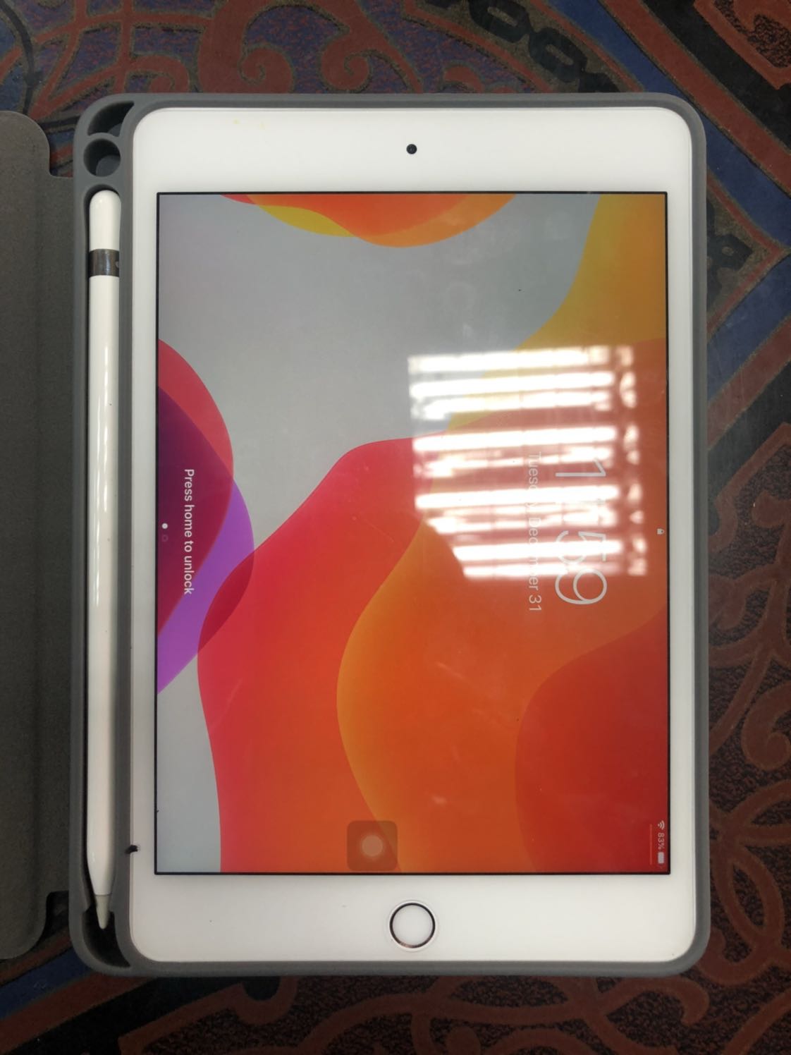 Khớp với phụ kiện của em Mini 5, kể cả Apple Pencil 1, hơi nặng, những chắc chắn. Được so với tầm tiền, độ bền theo thời gian chưa biết. Các bác có mini 5 hoàn toàn yên tâm vì rất khít như hình.