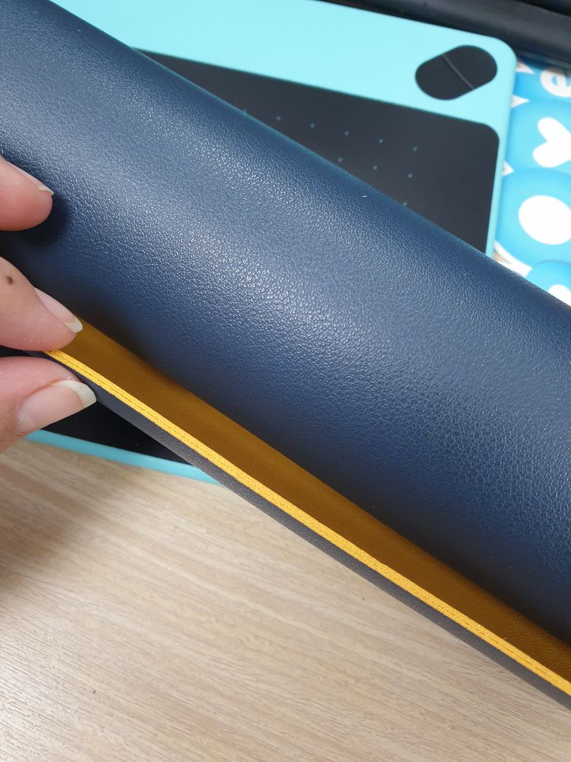 sản phẩm đẹp, size 40x80cm nên rộng thoải mái. có 2 mặt với 2 màu khác nhau để thay đổi. nhìn góc làm việc gọn gàng sạch sẽ nên rất ưng cái bụng