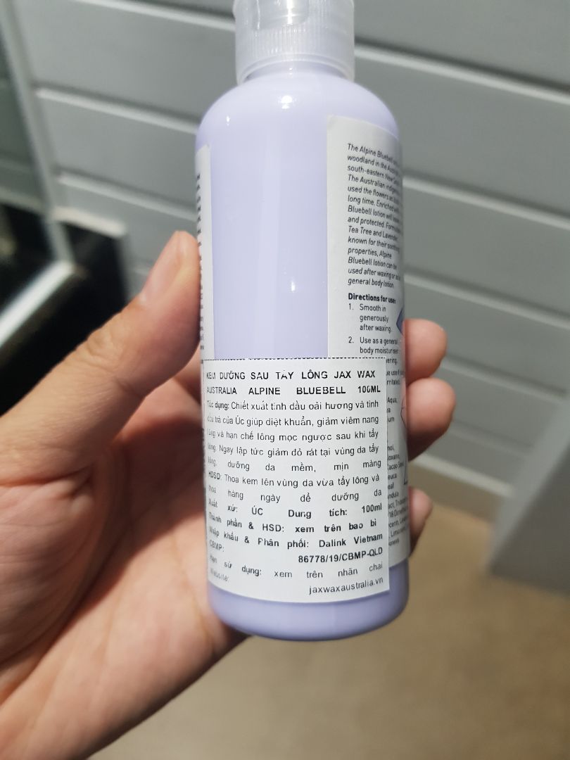 Còn nữa, wax xong da hơi đau rát, bôi kem này 5 phút thấy hết đau. Dùng dưỡng liên tục 2 tuần mà thấy da minn hẳn, đúng là khác hẳn mấy loại dưỡng thể bình thường.