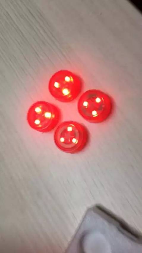 Đèn sáng lắp dễ dàng và chắn chắn. Hoàn toàn yên tâm khi mở cửa