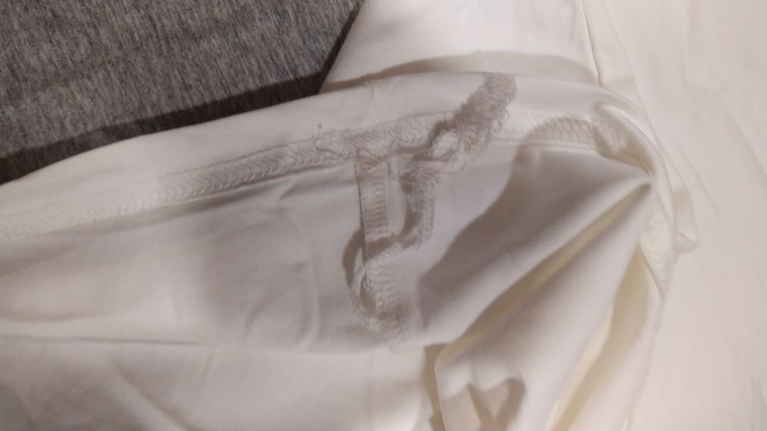 sản phẩm rất giống hàng chợ mà giá thì mắc. chất liệu vải khá là dỡ. đường chỉ thì tè le. áo may không đồng điều. trong các siêu thị vẫn có hàng tốt hơn nhiều và giá rẻ hơn ít nhất là 20k cho một cặp (10k cho một cái) và vẫn là hàng sản xuất tại Việt Nam.