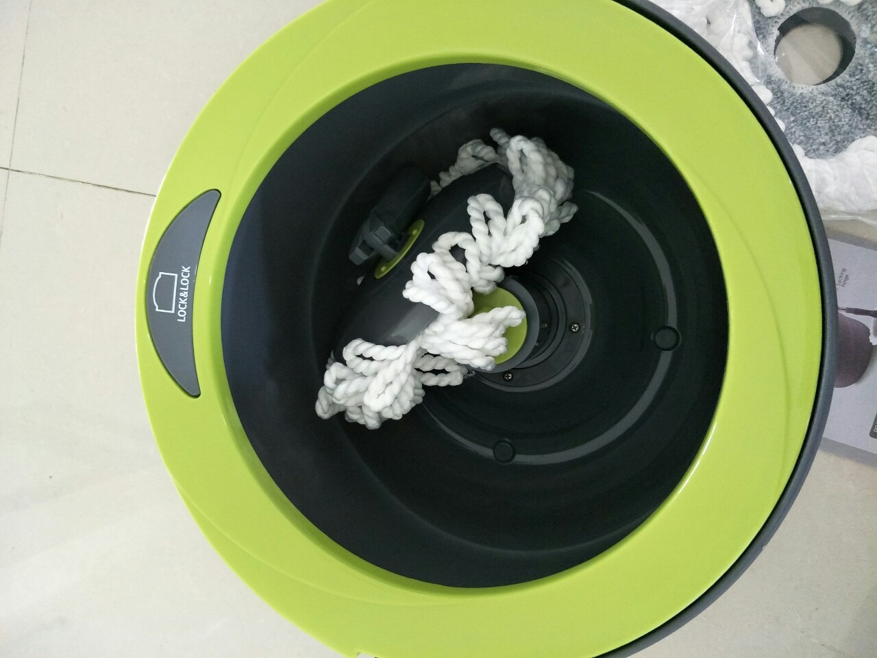 Một thiết kế thông minh nhỏ gọn của bộ lau nhà.
Giặt bông ở dưới thấp, vắt bông ở trên cao mà không phải chia ra hai phần diện tích vắt riêng giặt riêng.
Trục xoay và cây vắt có khớp kết nối với nhau nên dễ gắn vào cũng như tháo ra (nghiên cây sẽ lấy ra được).
Cây lau ráp lại từ ba đoạn ngắn, tiện lợi trong việc đóng gói.
Bông lau mịn, chất lượng tốt.
Nhựa, chất lượng gia công đẹp, trục xoay êm.