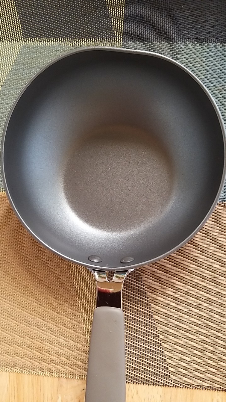 Hàng nhận về để 2 ngày sau kiểm tra vì sợ covid. khi kiêm tra thấy móp méo như hình đính kèm. yêu cầu tiki đổi lại thì trả lời không đổi. hàng giống như hàng thanh lý bị lỗi đem bán cho người tiêu dùng. Làm ăn theo cái kiểu lấy tiền của người tiêu dùng mà không hề có một trách nhiệm gì. mọi lần giao hàng cho mình đều kiểm tại chổ. lần này không có kiểm gì hết đã bỏ về thì ra LÀ HÀNG HƯ GIAO ĐỂ LẤY TIỀN