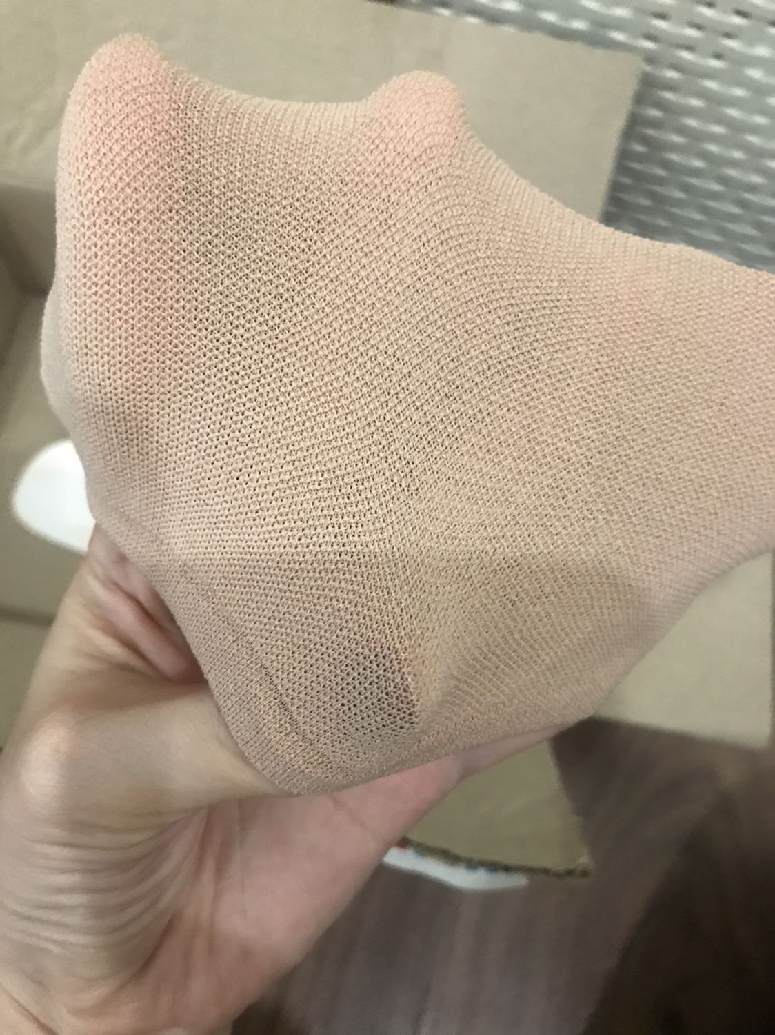 Giao hàng nhanh. Đóng gói tốt. Giá rẻ. 30k/ 10 đôi. Chất liệu mềm, thoáng, có lưới, không phải loại tất giấy. Phần mũi hơi cao, đi giày cao gót mang tất này sẽ bị lộ tất không được đẹp. Phù hợp giày moka có độ phủ ở mu bàn chân nhiều.