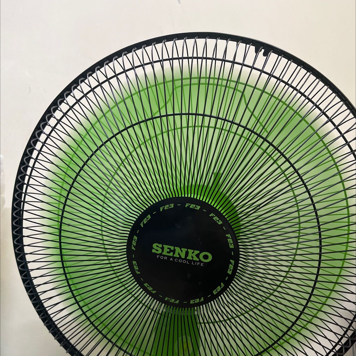 Giao hàng rất nhanh chóng, đóng gói cẩn thận, đầy đủ đồ, có cả phiếu bảo hành nữa. Quạt 7 cánh nên mát lắm, nhựa cứng cáp.