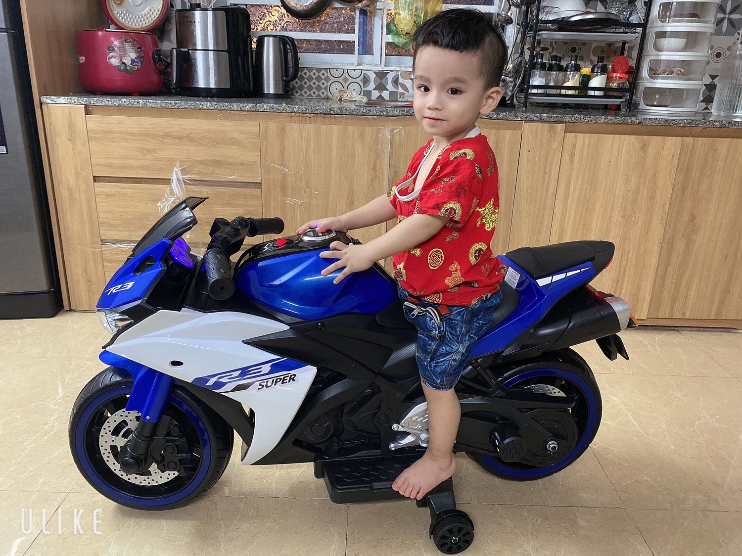 Mình đặt mua bộ sản phẩm này và gửi kèm 1 bộ ảnh đi kèm để shop rửa bỏ vào khung. Nhưng khi nhận dc hàng thì chỉ có khung và ảnh phong cảnh. Nếu chỉ có vậy thì không tương xứng với giá trên 400k. Mình đã trả lại hàng nhưng hơn 10 ngày rồi vẫn chưa dc hoàn tiền. Là khách hàng thường xuyên của TIKI mua trên 150 triệu rồi. Nhưng dạo này thấy TIKI làm ăn chán quá.