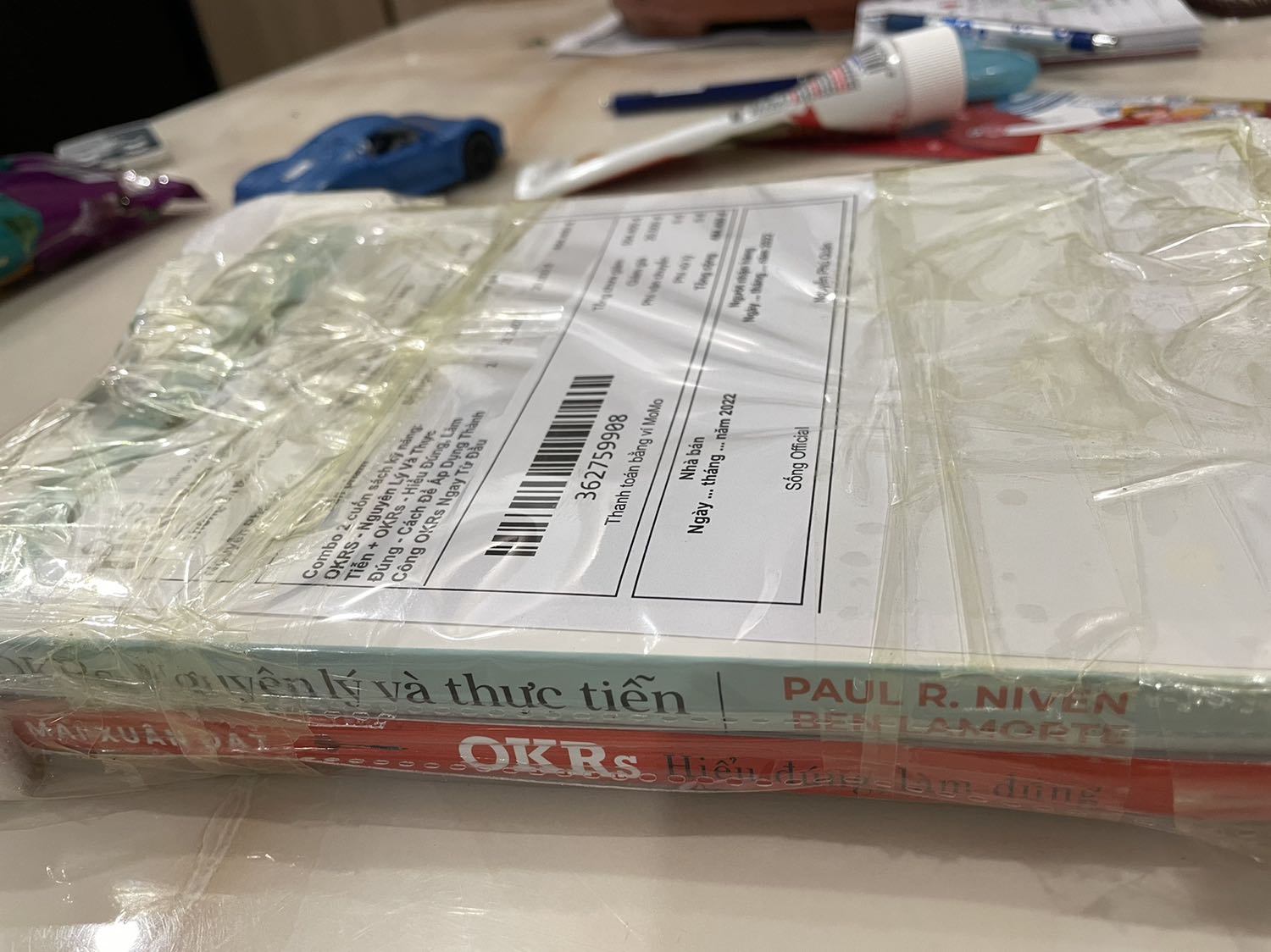 Đặt 2 combo (4 cuốn), nhưng hàng về chỉ có 1 combo (2 cuốn)