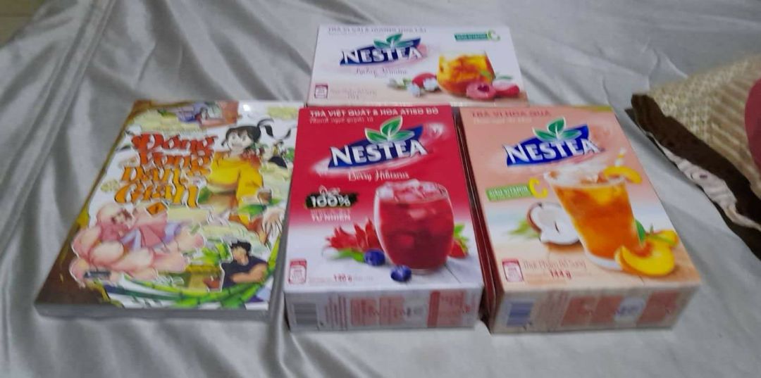 Truyện tranh Việt rất đáng cho mọi người ủng hộ, có kèm theo sticker dễ thương nữa chứ