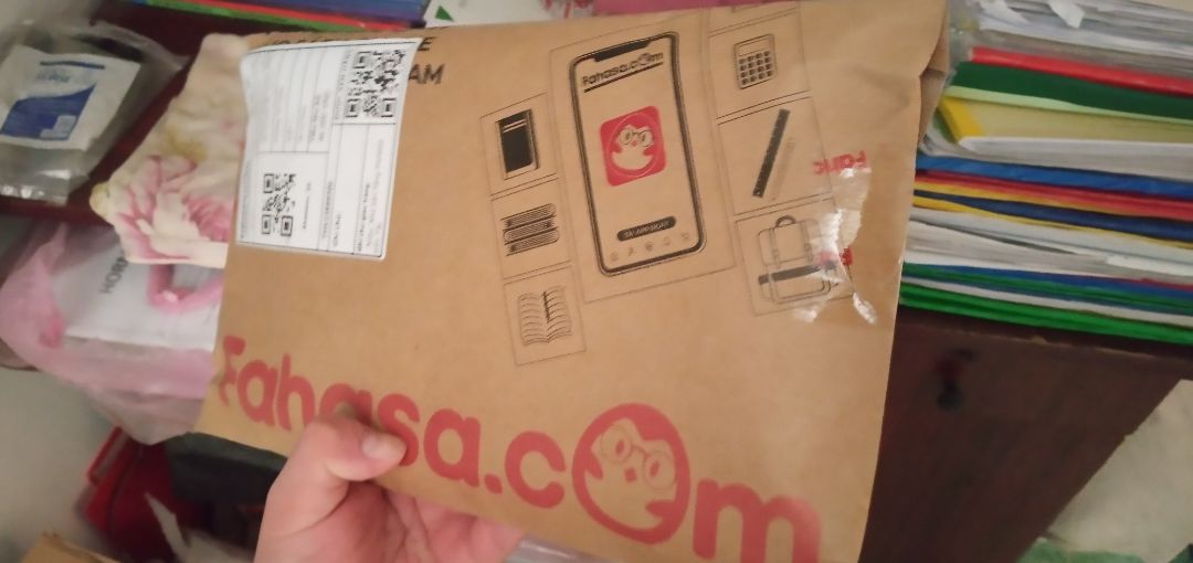 Sản phẩm được bao bọc cẩn thận bởi nhà sách Fahasa như một bưu kiện khi gửi qua bưu điện. Cực kì trau chuốt trong việc gói hàng. Rất hài lòng. Nội dung thì chưa xem nhưng nếu dịch vụ chăm sóc khách hàng tốt như thế này thì sẽ luôn ủng hộ Fahasa và Tiki.