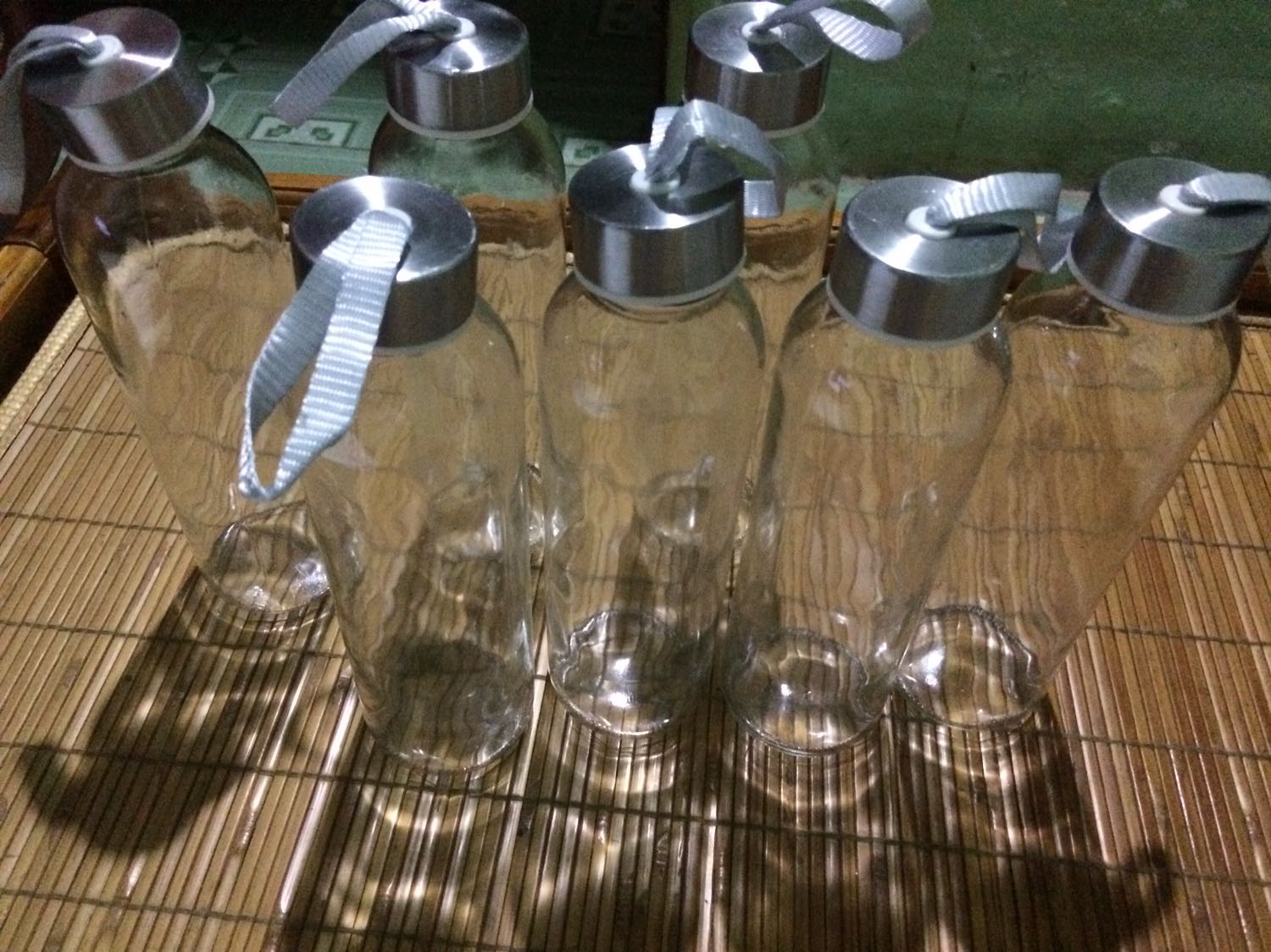 Hàng dc bao bọc cẩn thận nhưng vẫn bị vỡ 3 chai ? Tui nghĩ shop nên bọc cách các chai ra bằng túi nilon hay giấy báo giống như ng ta bọc trứng thì hợp lý hơn là để các chai sát nhau. Bó buộc chặt có thể gây ma sát lớn nên mấy chai mới bể chứ k hoàn toàn do lỗi vận chuyển ạ.