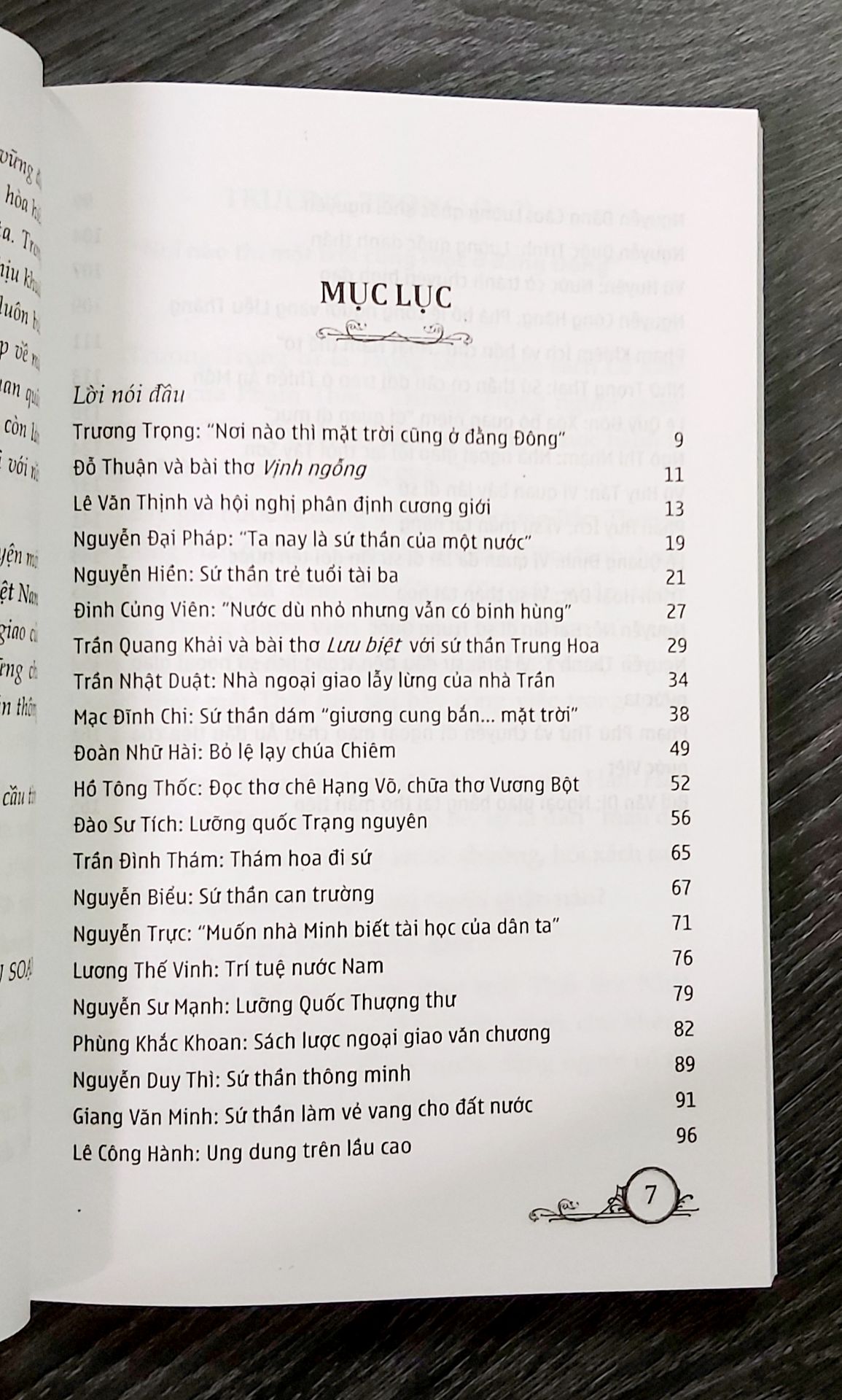 "Lịch sử Việt Nam có rất nhiều câu chuyện hay về các sứ thần. Dù tồn tại nhiều dị bản khác nhau, nhưng tinh thần chung là các sứ thần đều giữ vững khí tiết, làm tròn nhiệm vụ được ủy thác, trong rất cứ hoàn cảnh nào cũng không làm nhục lệnh vua, nêu cao quốc thể, dù cho phải trả giá bằng chính sinh mạng của mình."
Sách hay, càng đọc càng cuốn. Các bạn nhỏ rất thích.