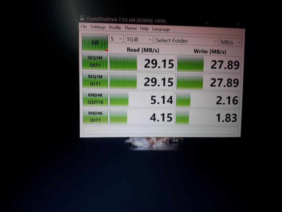 Sản phẩm chính hãng, mình *** trên SD insight bản APK vì CH play mình kiếm không còn nữa, và hình như ứng dụng này hỗ trợ Android đời thấy hơn hay sao í, mình dùng Android 10 *** thì báo lỗi máy không hỗ trợ nhưng Android 8 thì được, chính hãng Samsung, nsx Feb2020. Còn vấn đề tốc độ thẻ, mình đo cả trên pc lẫn điện thoại, trên điện thoại mình dùng SD Card ***, tốc độ như hình mình đính kèm, còn trên pc mình phải gắn microSD vào khay đọc SD nên tốc độ bị giới hạn, có thể do khay đọc giới hạn tốc độ hoặc khe cắm trên pc giới hạn tốc độ. Với tốc độ ~70 40 là mình thấy quá ổn rồi, quay 4K vô tư, mình mua lúc tối 30-7-2020 giao hàng vào sáng 1-8-2020, với giá 205k cho 64GB. Nếu hữu ích nhớ bấm hữu ích để mọi người đừng nhầm lẫn tốc độ thực của thẻ khi kiểm tra trên pc, có thể do khay SD hoặc khe cắm bị giới hạn tốc độ mà thôi!