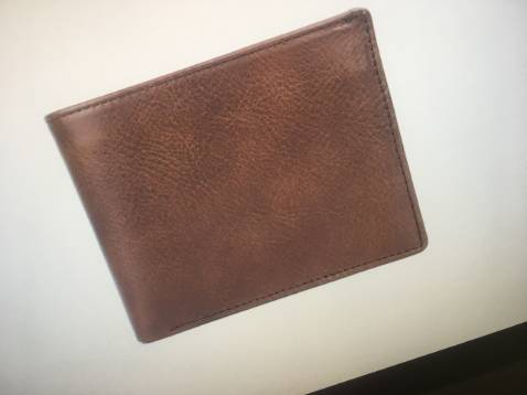 Ví nhìn rất xịn sò. Có hộp đựng thanh lịch. có the Bảo hành 12 tháng nữa. Đóng gói rất cẩn thận. Màu như hình TKs Shop mình cho 5s