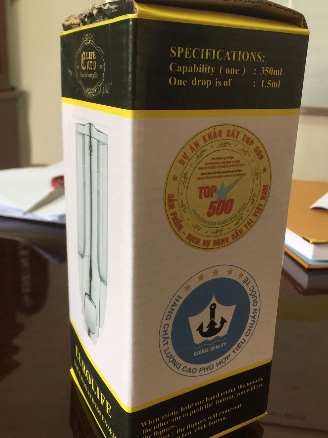 Lượng dầu xịt ra sau mỗi lần ấn ít quá. Nút ấn lạ nặng, phải dùng lực mạnh mới xịt ra đươc