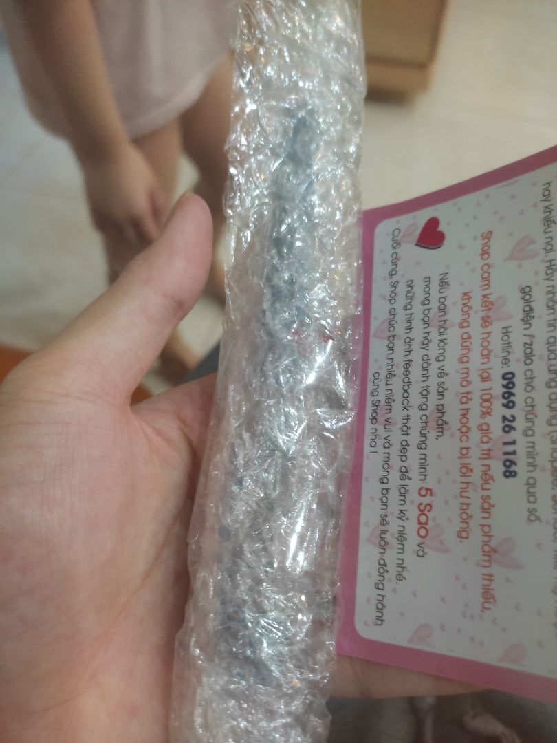 vận chuyển thì rất lâu vì dịch, tuy nhiên sự chu đáo cũng như cách bọc hàng kĩ, thân thiện môi trường nên mình rất ưng dù chỉ mua cái bút. Cảm ơn shop nhiều