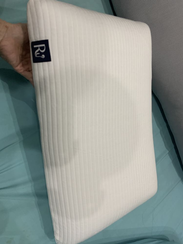 Nhà mình sài 4 loại gối:
Loại rẻ tiền mua ngoại thì trường giá 200 đổ xuống. (Nằm dễ mõi cổ, nên thêm tiền mua loại gối Memory foam)

Loại lông vũ 800 - 1 triệu. 
Loại cao su 100% trên 1 triệu. 
Loại cao su non memory foam này. 
Nói chung so gối Ru này và gối lông vũ thật mình nằm lâu nay, thì Ru 9d còn gối lông vũ 10 điểm. (Với mình và cho những người thích mềm lún thôi, nhưng ai bị đau cổ thì nên năm gối Ru vì nó cố định phần xương cổ)

Vì loại memory foam nó ko bị xẹp lún, cố định phần đầu và mặt. Nhưng nó hơi nóng, mình mở máy lạnh 26-27 độ, thì thấy được sự khác biệt)

Còn lông vũ tuy êm, mềm, lún nhưng mát hơn, khi nằm nó sẽ lún và nếu thỉnh thoảng lông vũ bên trong nó xẹp thì gối cũng xẹp nên không giữ phần xương cổ tốt như Ru. 

Gối lông vũ khi bạn cho nó phồng lên rồi nằm xuống thì nó ôm luôn cái má của bạn. 
Dùng lâu ngày phải đập cho mấy lông bên trong bung phồng ra. (Làm hành động này mình nhớ tới phim hoạt hình con mèo Tom hay đập đập cái gối trước khi nằm😂😂😂)

Với mình, mình vẫn quen nằm gối lông vũ hơn, vừa mát vừa mềm lún và êm. 
Gối Ru mình dùng đến hôm này đã khoảng 1 tuần, có thay đổi áo gối qua lại nhưng thấy gối lông vũ thật nó mát hơn. 
Còn gối cao su 100% với mình nó hơi cứng vào cao hơn lông vũ và Ru và mình ko thích. Mẹ mình ban đầu nằm gối cao su 100% cũng thấy nóng nhưng giờ đã quen. 

Tóm lại ai có vấn đề về cổ thì nên nằm gối Ru. 
Ai thích êm bồng bềnh, không có vấn đề về cổ và thích ôm sát vào mặt thì nên nằm lông vũ. 
Còn cao su 100% với mình thì hơi cao và nóng