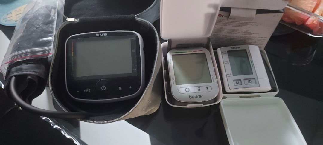 mua 3 cái 3 kết quả đo khác nhau cả chục mmHg,đem bảo hành ,được trả lời cái nào cũng không bị lỗi tốt hết.vui vẻ mang về...ngắm.lúc cần mang ra đo cả 3 lấy số trúng bình. khuyên ai mua máy hả BEURER nên mua ít nhất 3 cái mới yên tâm về kq đo