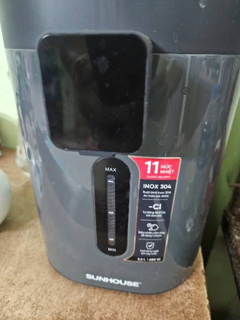 Mình mua về dùng được khoảng 2 tháng thì bị lỗi như hình ảnh ấy. Đi làm về nước không còn nóng,  baam tăng giảm nhiệt độ không được, gọi bảo hành thì ở ngoại thành mới có bảo hành,vtrong trung tâm Hà Nội không có bảo hành
Mình rút điện đi cắm lại thì lại được

Nói chung dùng tạm được. Lỗi thì k ai đến bảo hành, hoặc rất không hợp lý ở chỗ bảo hành chỉ có ở Long Biên hoặc Hoài Dức gì đó, 1 cái bình nước mà gửi đi bảo hành ở ngoại thàn xong tiền phí 2 chiều cộng thời gian chờ vài ngày đến vài tuần thì ko hợp lý.  và hình thức thì hơi xấu, trông như lô cốt ấy, như thùng rác nhỏ thì đúnghơn.