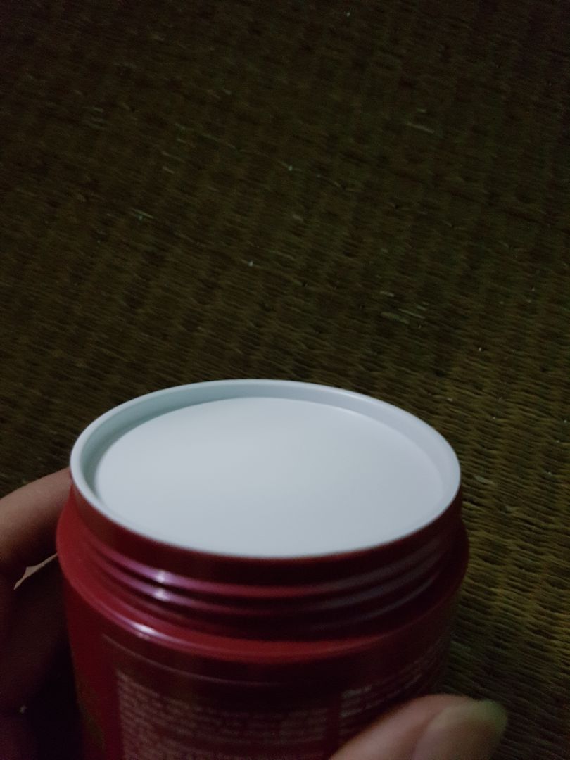 Sản phẩm y hình, mùi khá thơm. khi xả nước xong tóc còn ướt xờ lên cảm giác như vẫn còn đinh dầu ủ. không biết là do mình xả chưa sạch hay là kem ủ vốn như vậy nữa. thấy hơi lo lo hihi